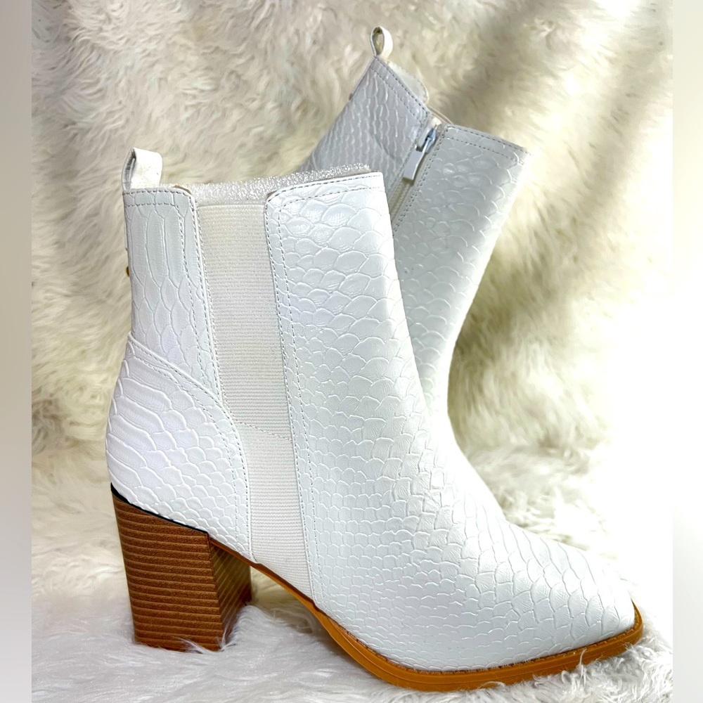 Jessica Cline Chunky Heel Ankle Booties Size 9 White